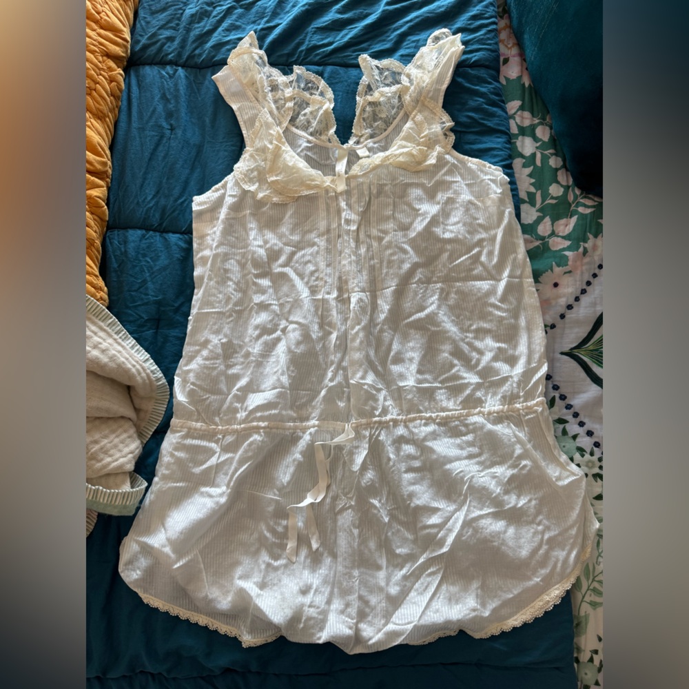 Chic Ivory Lace-Accented Sleepwear